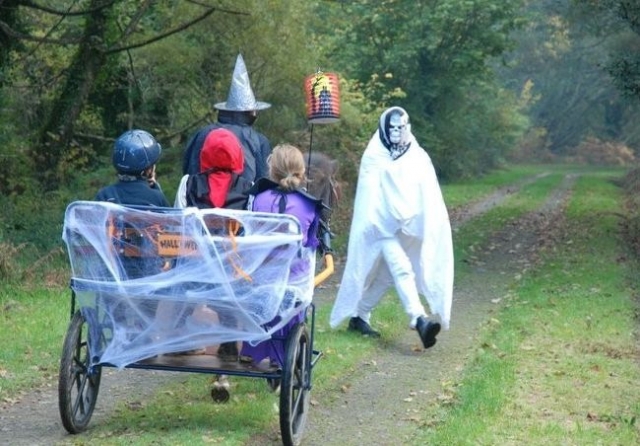  Paseo a caballo con temática de Halloween 